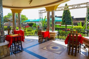 Outdoor dining - Kamwe Kamwe Hotel & Spa (Kasese)