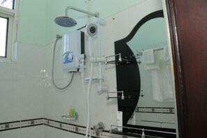 Shower, rainfall showerhead, free toiletries, slippers - Kamwe Kamwe Hotel & Spa (Kasese)