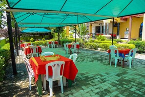Outdoor dining - Kamwe Kamwe Hotel & Spa (Kasese)
