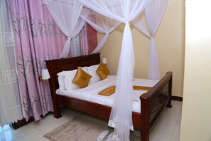 Deluxe Double Room | Egyptian cotton sheets, premium bedding, memory-foam beds - Kamwe Kamwe Hotel & Spa (Kasese)