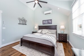 1 bedroom, desk, iron/ironing board, free WiFi - Guesthouse, downtown Weaverville 2 blocks from Main St. (Weaverville)