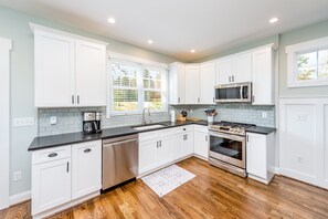 Fridge, microwave, oven, stovetop - Guesthouse, downtown Weaverville 2 blocks from Main St. (Weaverville)