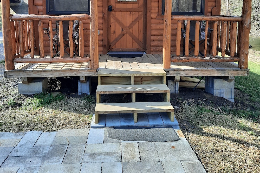 Riverside log cabin in WV- 5 min from Pinnacle Creek Connector