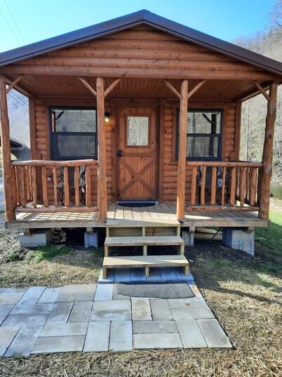 Riverside log cabin in WV- 5 min from Pinnacle Creek Connector