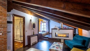 Deluxe studio suite (Jacuzzi) | Luxe beddengoed, donsdekens, bedden met traagschuimmatrassen