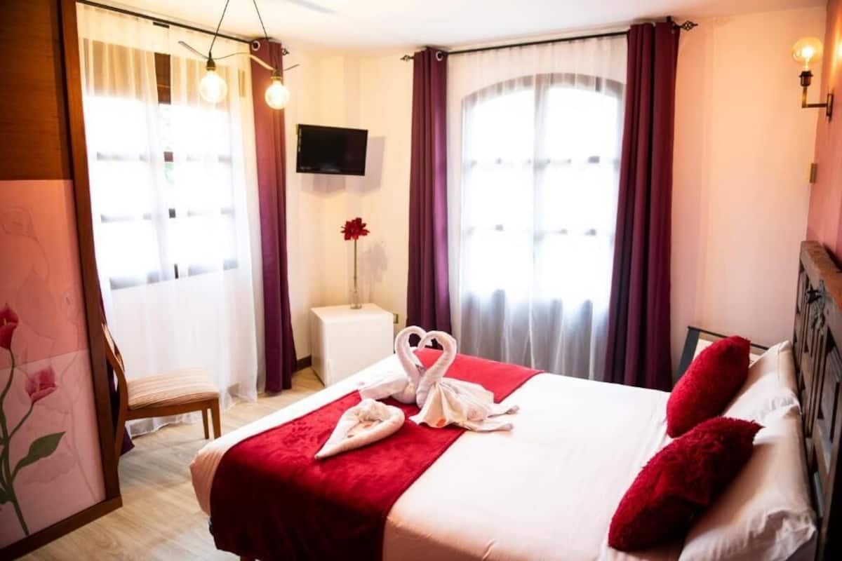 1 Schlafzimmer, hochwertige Bettwaren, Daunenbettdecken