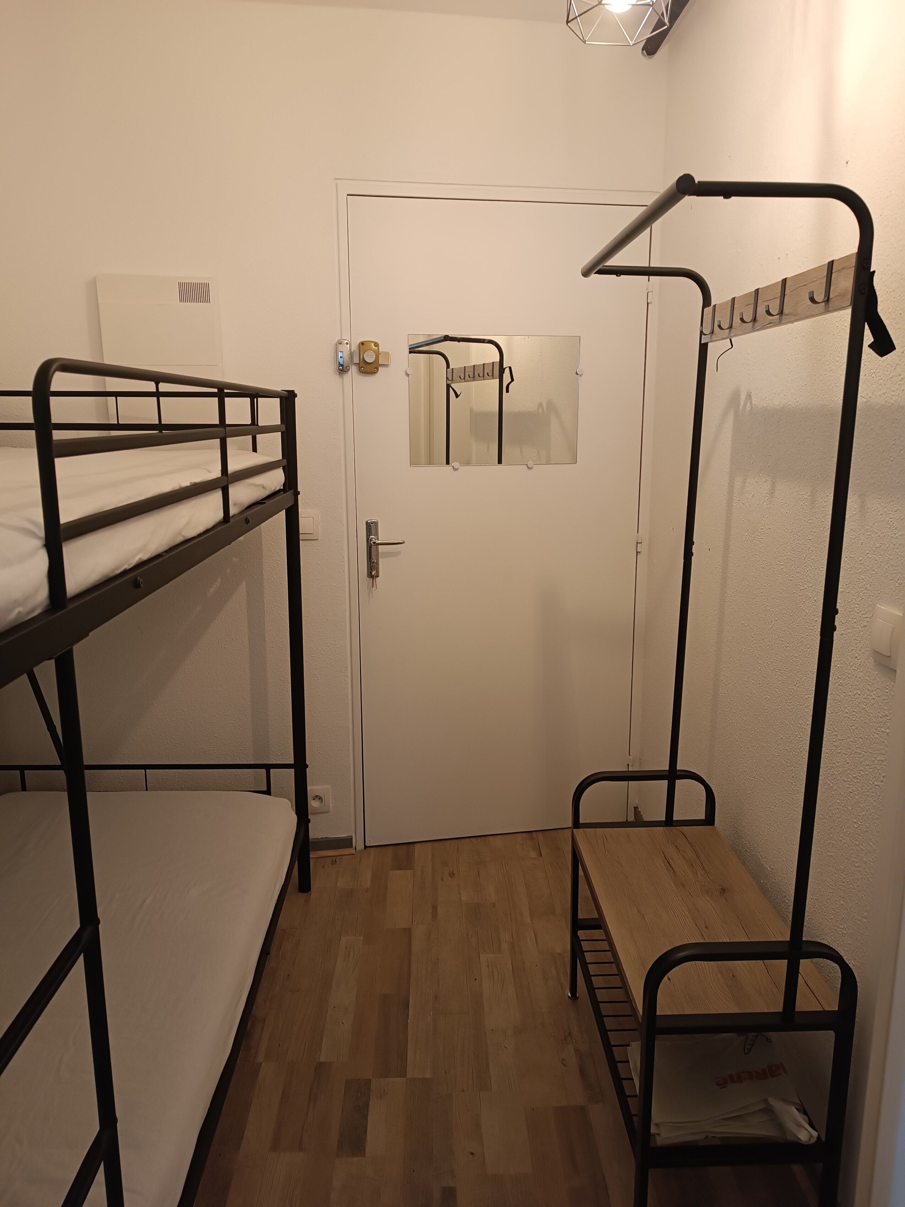 1600 - Studio with balcony. 350m from the Shuttle track at the foot of the building. Ski box