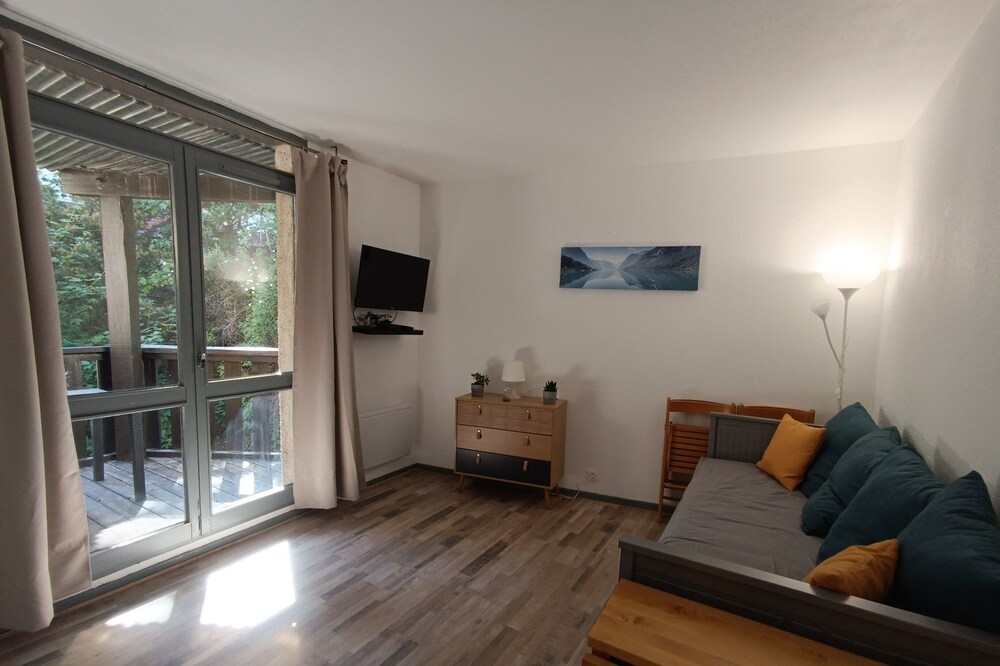 1600 - Studio with balcony. 350m from the Shuttle track at the foot of the building. Ski box