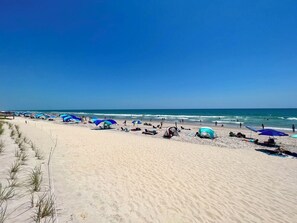 Beach nearby - Saltwater Suites, 102 Queen ADA 1st Floor (Surf City)