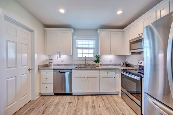 Fridge, microwave, oven, stovetop - Saltwater Suites, 108 King 1st Floor (Surf City)