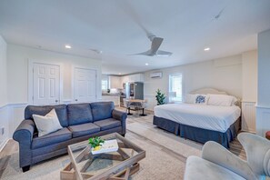 Smart TV, ping pong - Saltwater Suites, 108 King 1st Floor (Surf City)