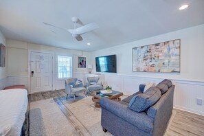 Smart TV, ping pong - Saltwater Suites, 108 King 1st Floor (Surf City)