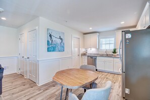 Dining - Saltwater Suites, 108 King 1st Floor (Surf City)