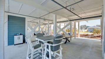 屋外ダイニングエリア