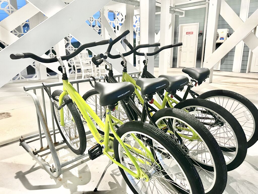 Une rangée de vélos est garée sur un support métallique à l  ’extérieur.