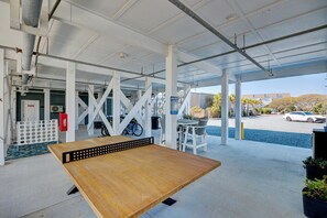Outdoor dining - Saltwater Suites, 305 Queen 3rd Floor (Surf City)