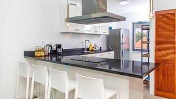 Een koelkast, een oven, een koffiezetapparaat/waterkoker, een waterkoker