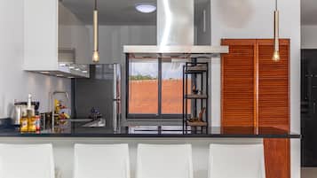 Een koelkast, een oven, een koffiezetapparaat/waterkoker, een waterkoker