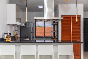 Kjøleskap, ovn, kaffetrakter/tekoker og vannkoker