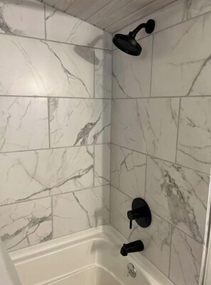 Combined shower/tub, hair dryer, towels, toilet paper - River Rock Cabin - Near Spring River and Main St (Mammoth Spring)