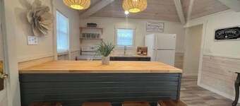 River Rock Cabin - Near Spring River and Main St