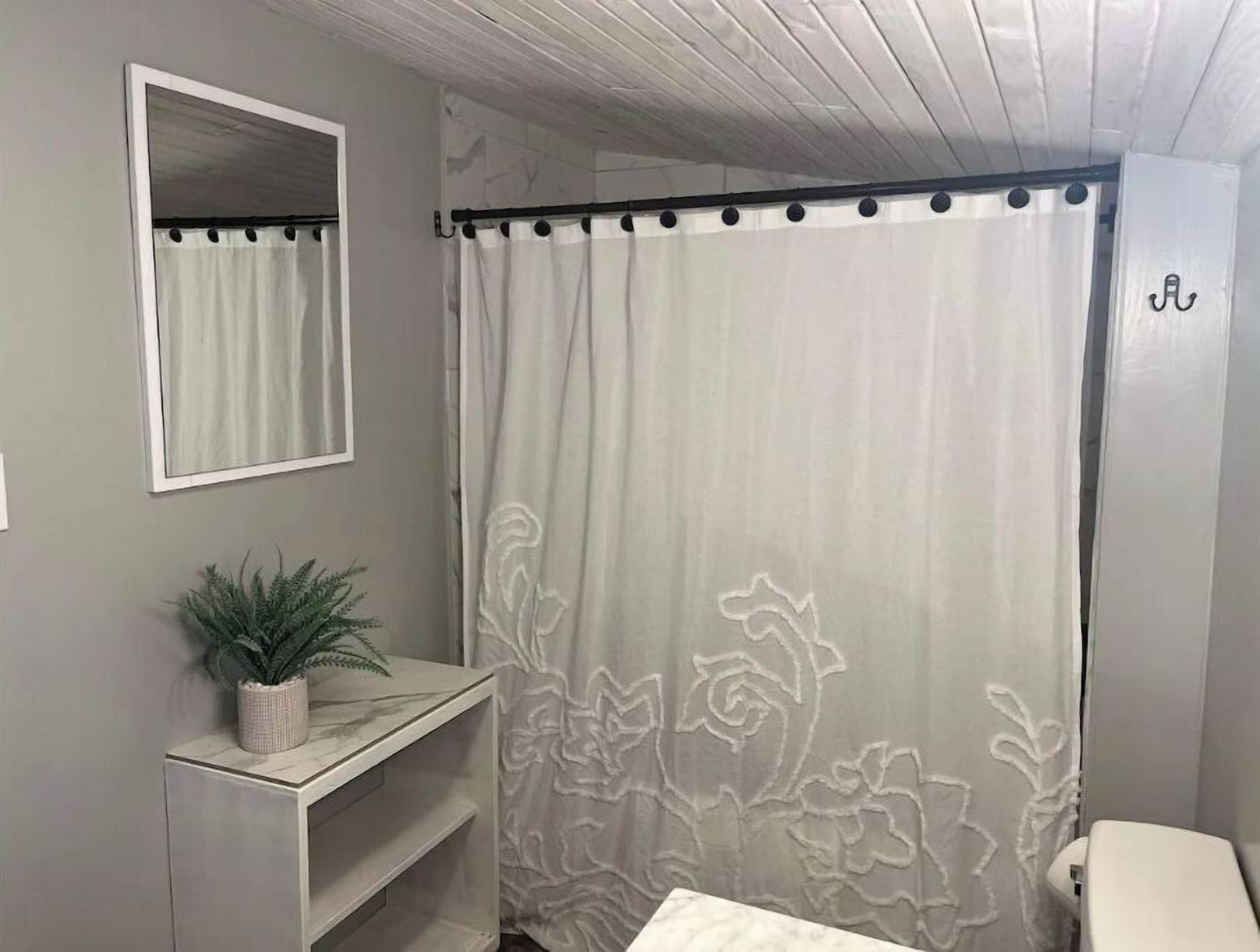 Duschwanne, Haartrockner, Handtücher, Toilettenpapier