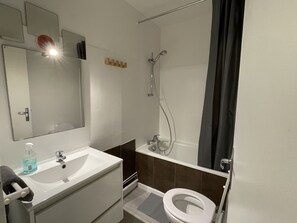 浴槽、タオル、トイレットペーパー