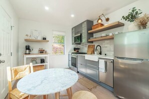 Fridge, microwave, oven, stovetop - Midway Napa and SF - 5G Wi-Fi & private yard (Benicia)