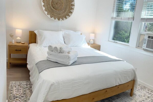 2 habitaciones, escritorio y tabla de planchar con plancha 