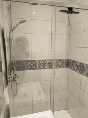 Douche, sèche-cheveux, serviettes fournies, savon