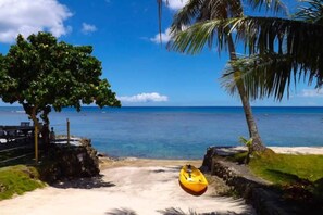 A beach with a kayak, palm trees, and a clear blue sky. - Merizo Seaside B&B - Unit 1 Surfer Suite (Tasi Merizo)