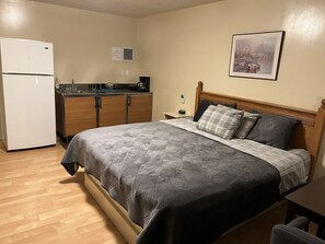 Deluxe Room | Desk, laptop workspace, free WiFi, bed sheets - Kings Court Motel (Cold Lake)