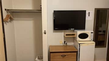 Phòng đơn tiện nghi đơn giản, 1 giường cỡ queen | Khu phòng khách | Smart TV 36-inch có truyền hình kỹ thuật số, Netflix, dịch vụ stream