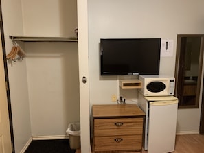 Comfort Single Room, 1 Queen Bed | Living area | 36-inch Smart TV with digital channels, Netflix, streaming services - Kings Court Motel (Cold Lake)