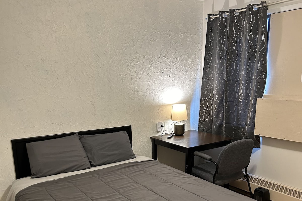 Comfort eenpersoonskamer, 1 queensize bed | Een bureau, een laptopwerkplek, gratis wifi, beddengoed