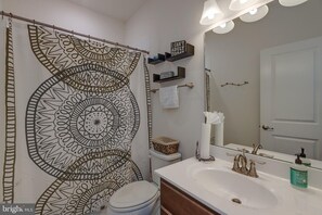 Combinazione doccia/vasca, asciugacapelli, asciugamani, sapone