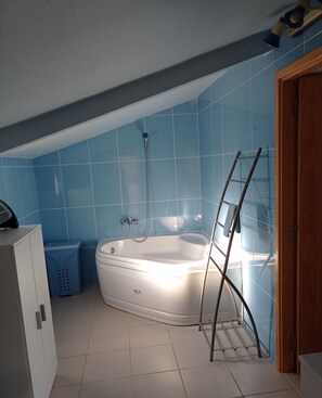 Bathtub, bidet