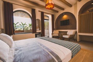 Suite estudio de diseñador, vista al patio | Minibar, caja de seguridad en la habitación, wifi gratis y ropa de cama