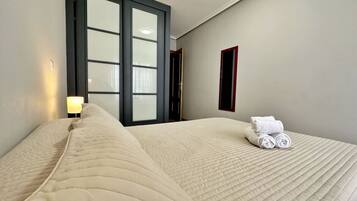 2 makuuhuonetta, silitysrauta/-lauta, vuodevaatteet