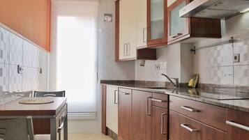 Jääkaappi, mikroaaltouuni, uuni, liesi