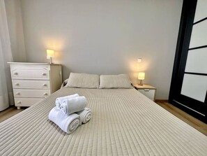 2 bedrooms, iron/ironing board, bed sheets
