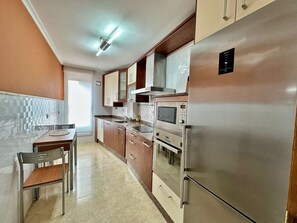 Frigorífico, microondas, horno y placa de cocina