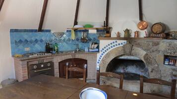 Frigorifero, forno, piano cottura, macchina per tè/caffè