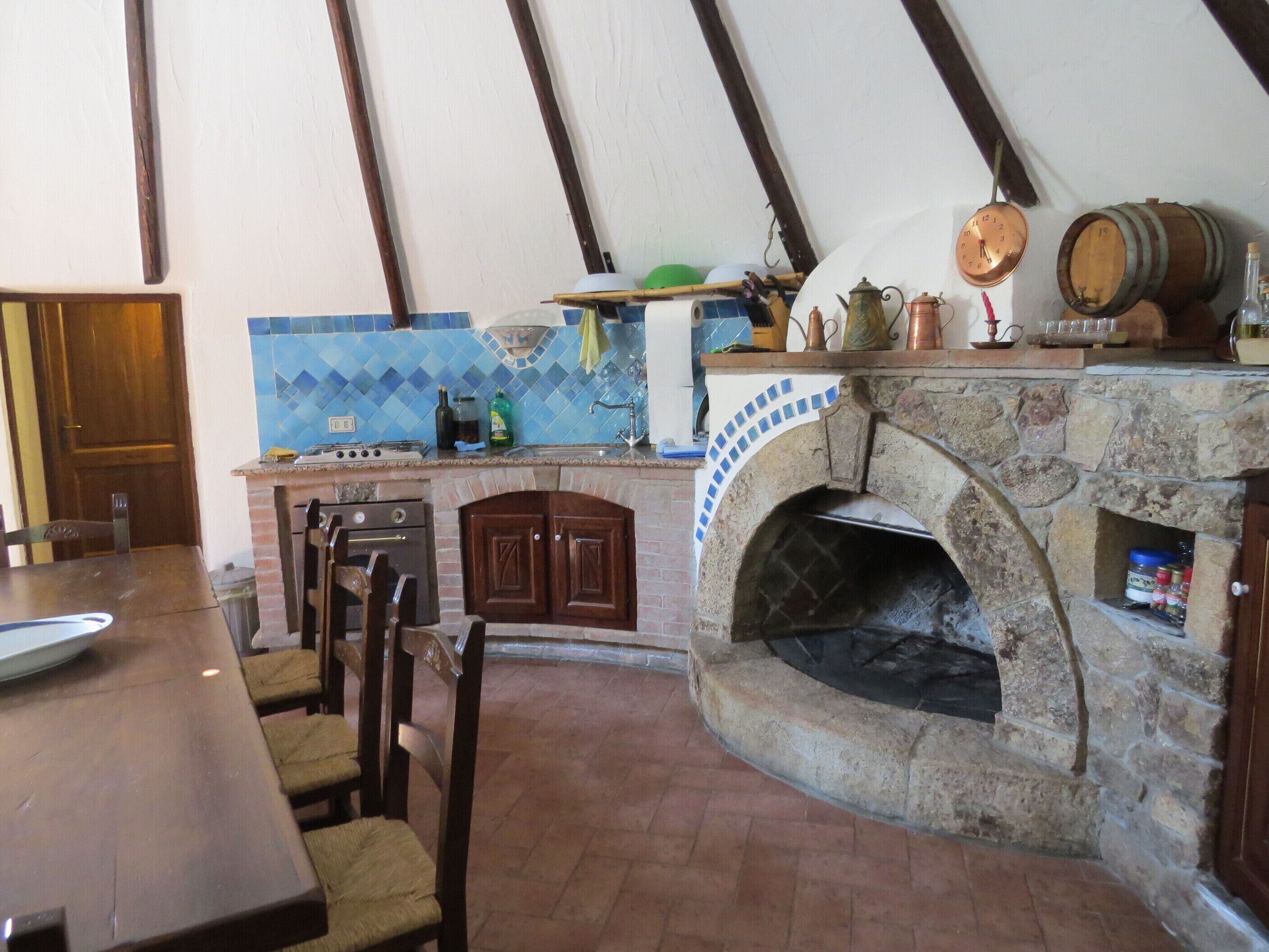 Kühlschrank, Ofen, Herdplatte, Wasserkocher mit Kaffee-/Teezubehör