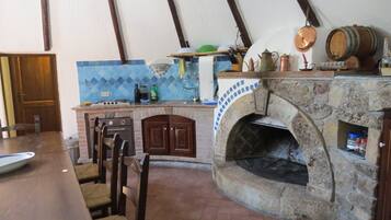 Kühlschrank, Ofen, Herdplatte, Wasserkocher mit Kaffee-/Teezubehör