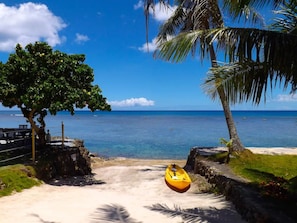 在海滩、沙滩椅、沙滩毛巾