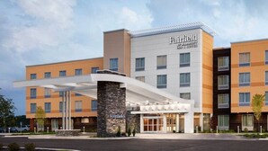 A Fairfield Inn & Suites hotel with a modern design, featuring a central entrance with a stone pillar, multiple floors, and a flat roof. - Fairfield Inn & Suites by Marriott Kingsport (Kingsport)