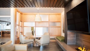 A modern living room with a fireplace, seating area, and a large TV screen. - Fairfield Inn & Suites by Marriott Kingsport (Kingsport)