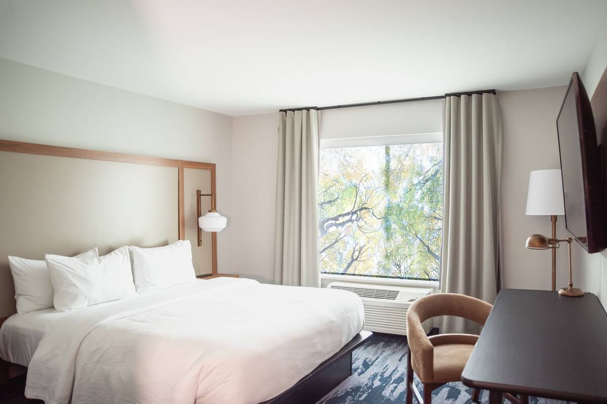 room, 1 king bed | hypo-allergenic bedding, desk, free cots/infant beds, free wifi