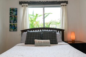 3 عدّة غرف نوم ومكواة/لوح كي وسرير سفر وملاءات أسرّة